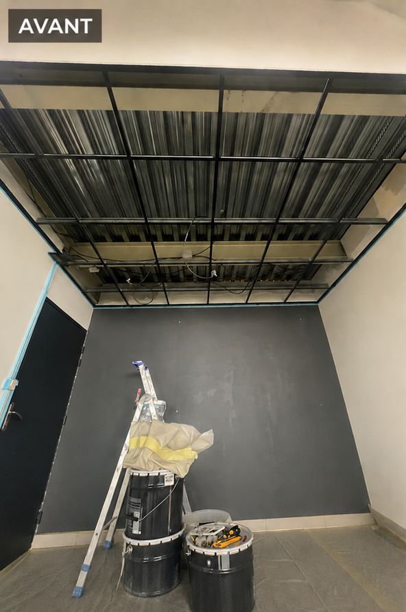 Bureau — plafond refait, mur ardoise — avant travaux