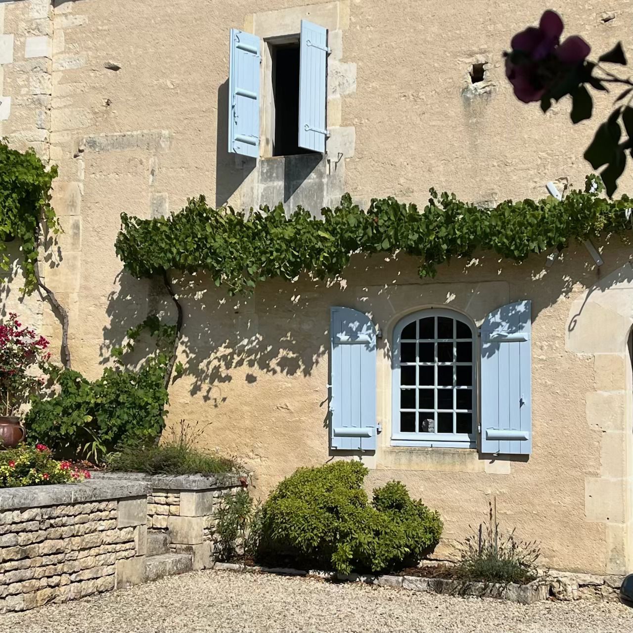 Façade de maison avec volets repeints en bleu pastel
